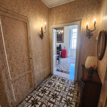 Alojamento de Acomodação e Pequeno-almoço La Maison Royale